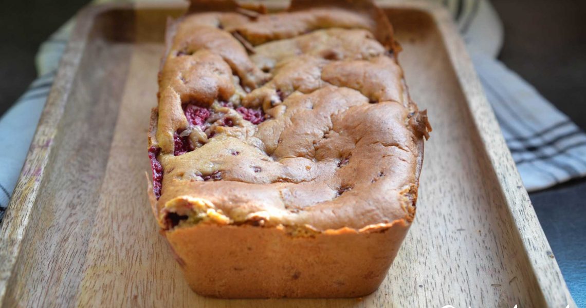 Banana bread protéiné & sans gluten citron, amandes & framboises | ©Yood (Good food good mood for you)