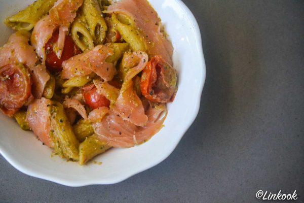 Pâtes aux tomates rôties, saumon fumé & pesto de brocoli | ©Yood (Good food good mood for you)