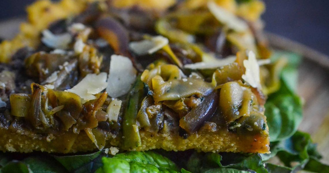 Tarte de Polenta à la tapenade maison & courgettes grillées | ©Yood (Good food good mood for you)