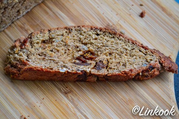 Beet bread aux graines de tournesol & figues | ©Yood (Good food good mood for you)