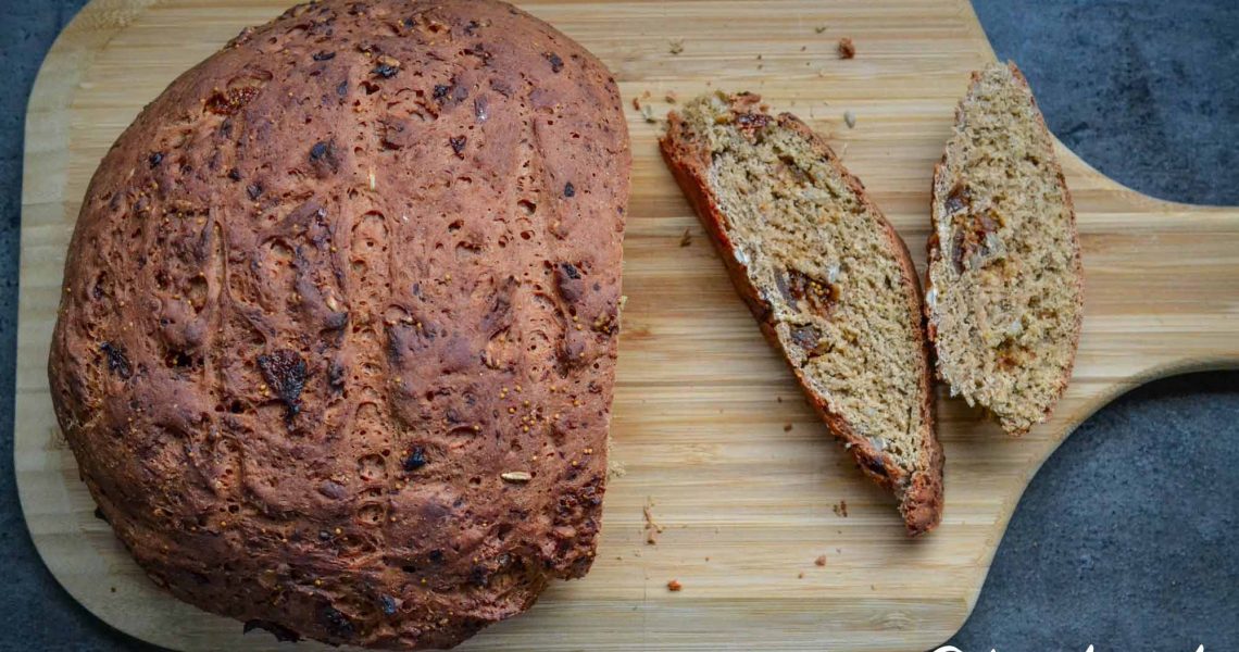Beet bread aux graines de tournesol & figues | ©Yood (Good food good mood for you)