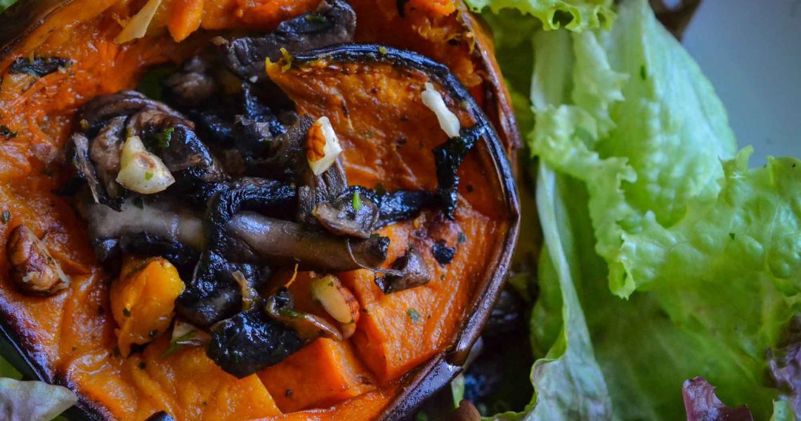 Courge butternut rôtie & champignons persillés aux noisettes | ©Yood (Good food good mood for you)