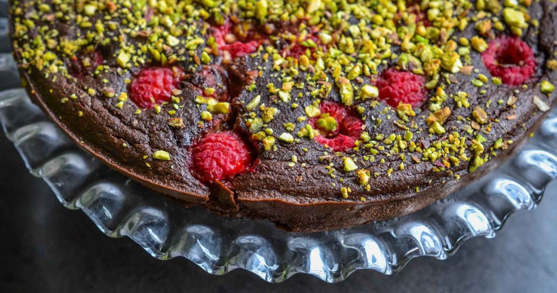 Gâteau au chocolat & framboises aux éclats de pistache | ©Yood (Good food good mood for you)