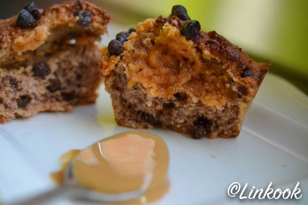 Muffins protéinés à la banane, purée de cacahuète & pépites de chocolat | ©Yood (Good food good mood for you)