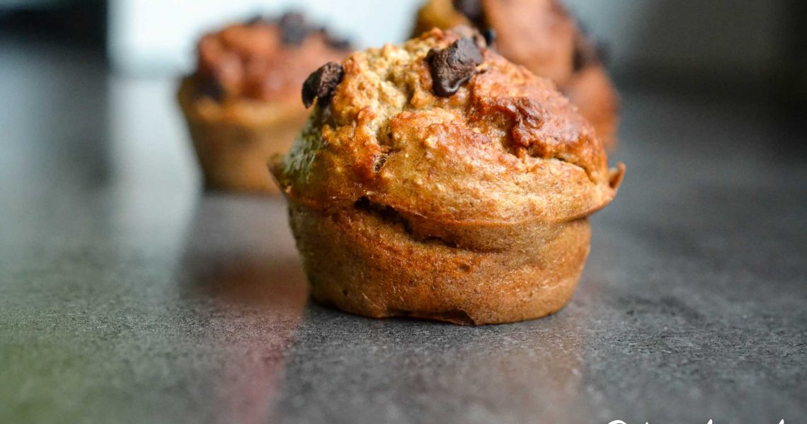 Muffins protéinés à la banane, purée de cacahuète & pépites de chocolat | ©Yood (Good food good mood for you)